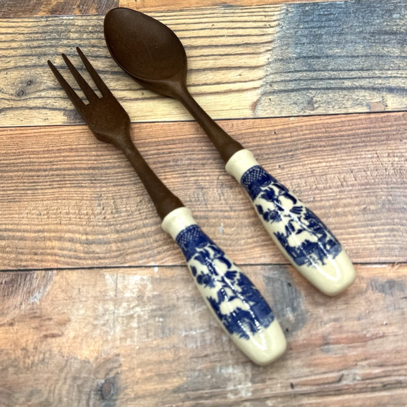 Vintage Japan Blue Willow Salad Serving Fork and Spoon Set Wood Look / Porcelain - Picture 1 of 6
